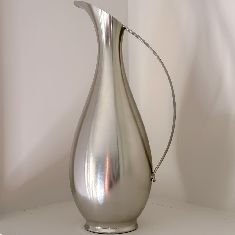 VTG Pewter pitcher. So pretty.